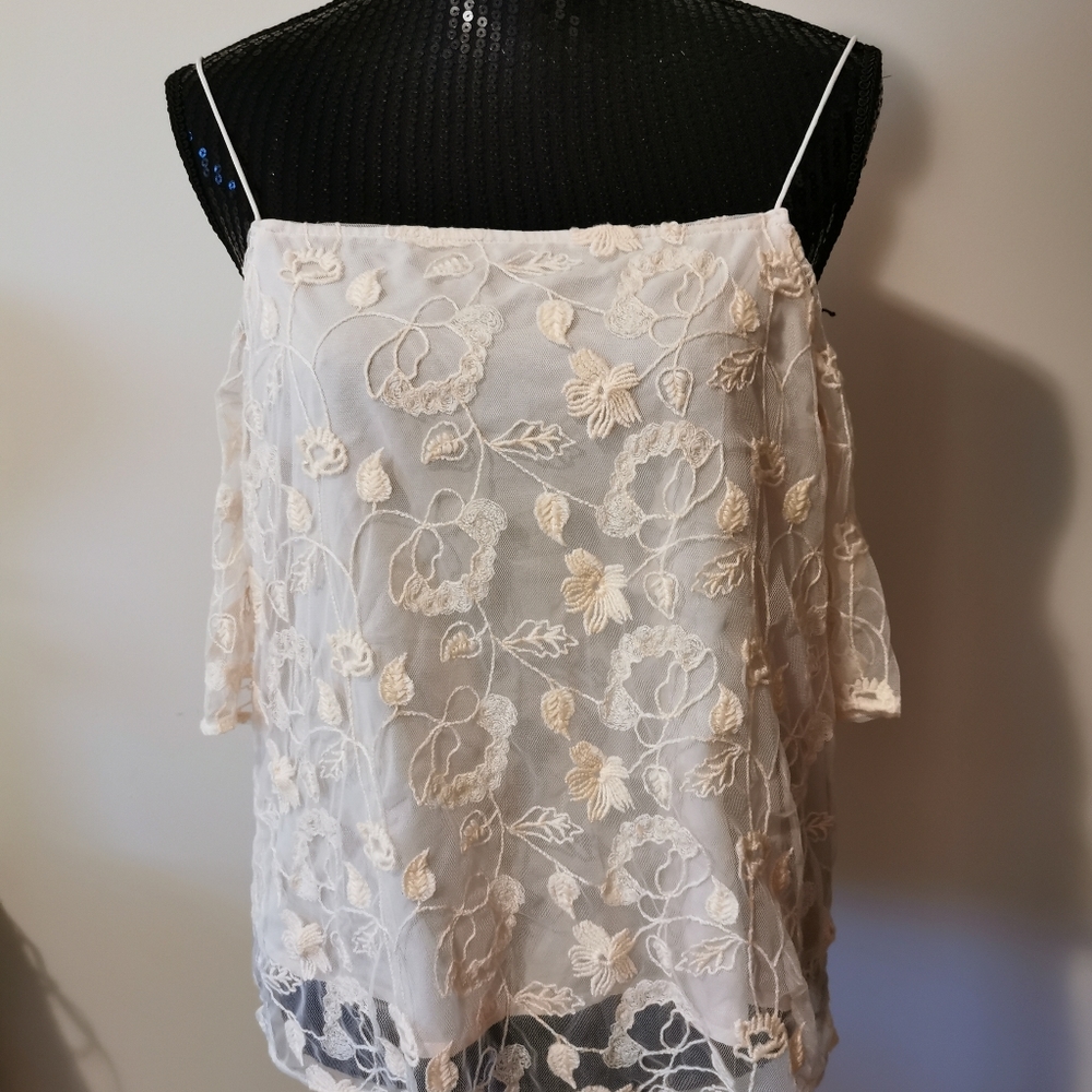 Hinge Lace Cold Shoulder Top Size Medium
